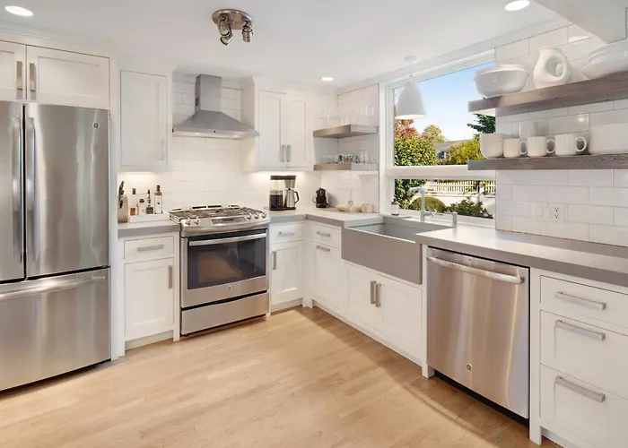 Modern Saltbox In Edgartown Village